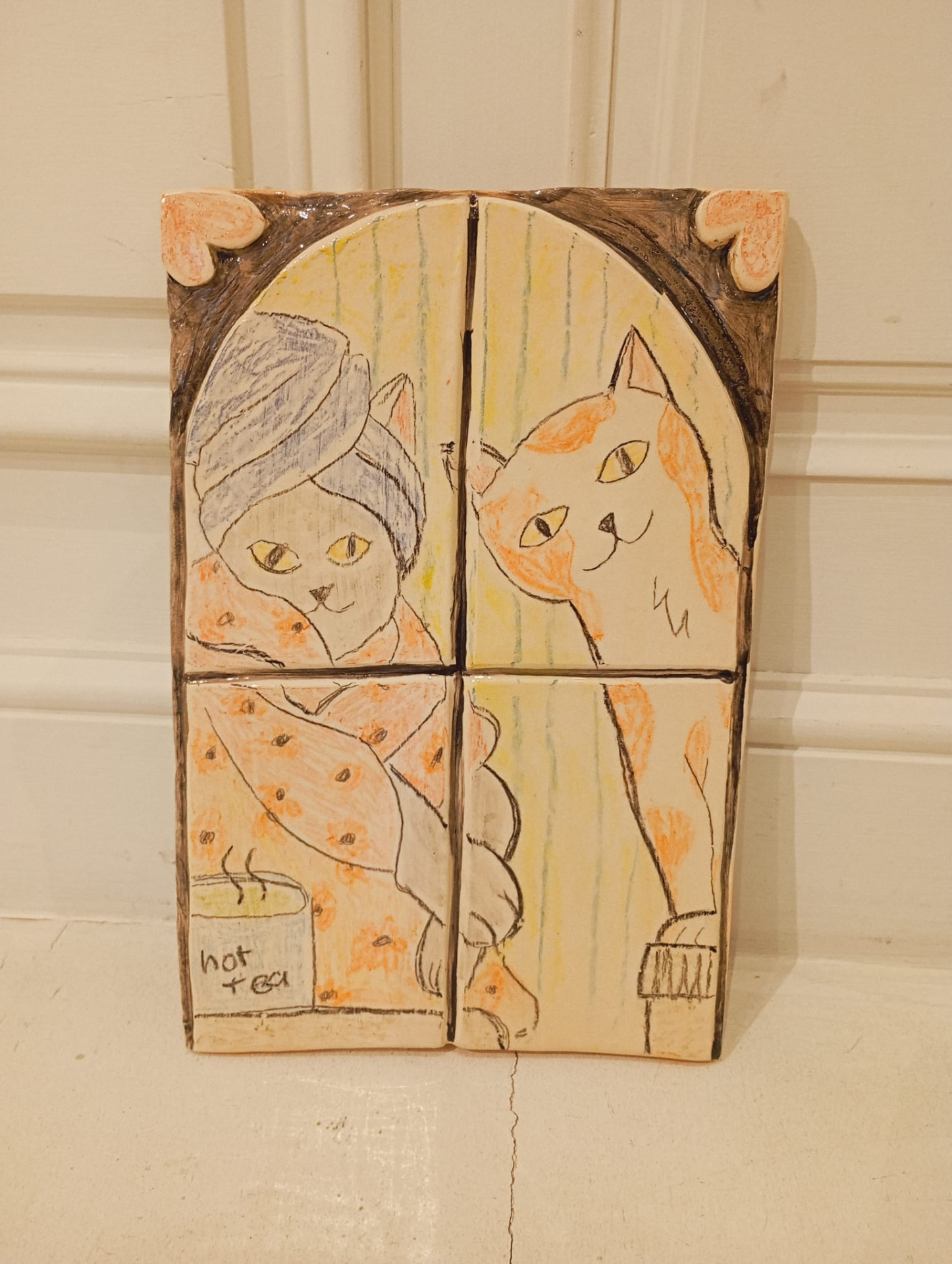 PEÇA DE CERÂMICA "ATO DE ESPREITAR" JESS ILLUSTRATES Azulejos de cerâmica com desenho de dois gatos e chávena com texto hot tea