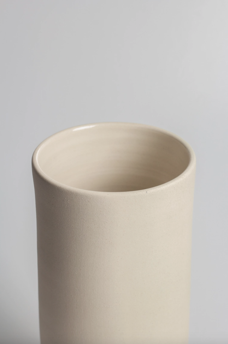 Sleek Vase - CACTUU Vaso cilíndrico de cerâmica bege com acabamento fosco