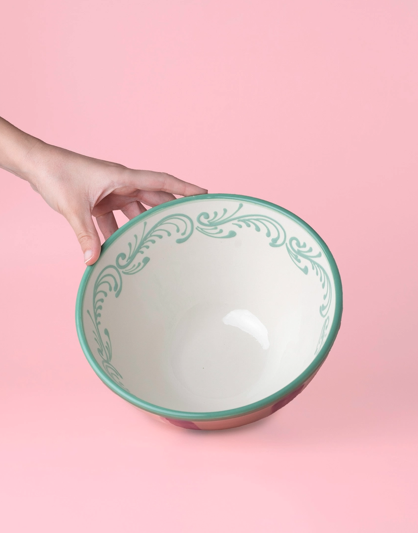 TIGELA DE SERVIR "VIOLETA" ALFAR TIERRA COCIDA Tigela branca com padrão verde segurada por mão, fundo rosa