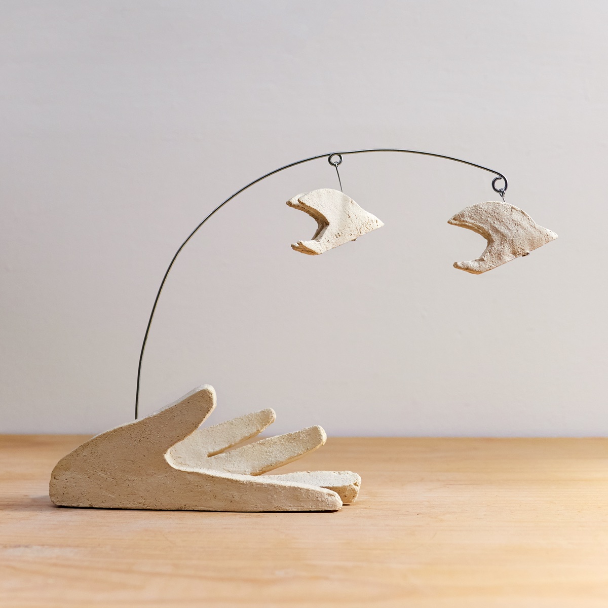 MOBILE "DEIXA VOAR" JOANA MUNDANA Escultura decorativa mão com peixes pendurados