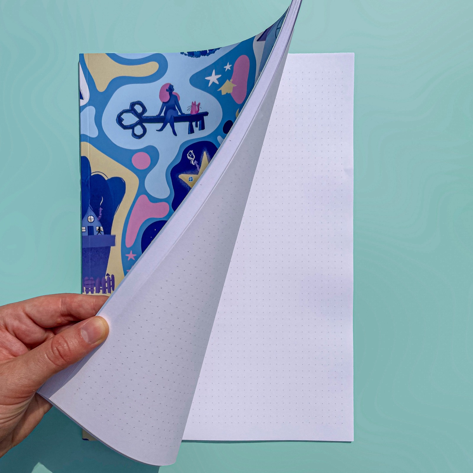 CADERNO A4 "TER UMA CASINHA PARA VIVER" ANDREIA SANTOS Caderno com folha pontilhada e capa colorida abstrata