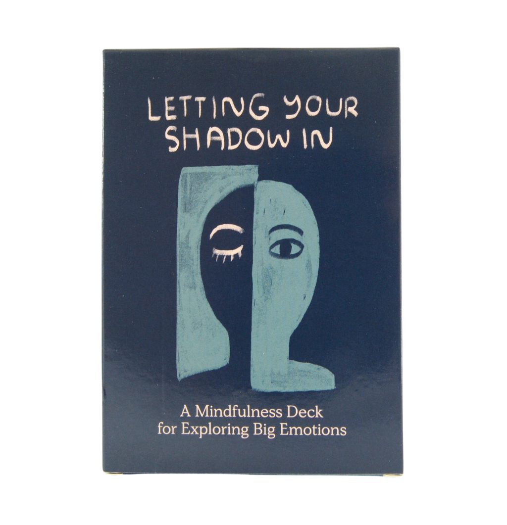 BARALHO "LETTING YOUR SHADOW IN" - PEOPLE I'VE LOVED Caixa azul escuro com ilustração de rosto abstrato e texto LETTING YOUR SHADOW IN.