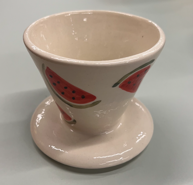 FILTRO DE CAFÉ CITRUS MANU SOUZA Vaso cerâmico branco com desenhos de melancias vermelhas e verdes