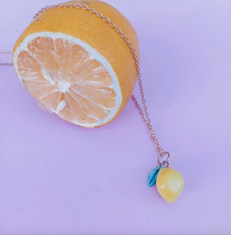 COLAR "LEMON" SIAMESE TWIN STUDIO Colar com pendente em forma de limão junto a meio limão cortado