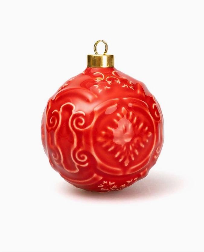 BOLA DECORATIVA VERMELHA 08 AZULEJO COMPANHIA ATLÂNTICA Bola de Natal vermelha em cerâmica com padrão relevo e pendente dourado