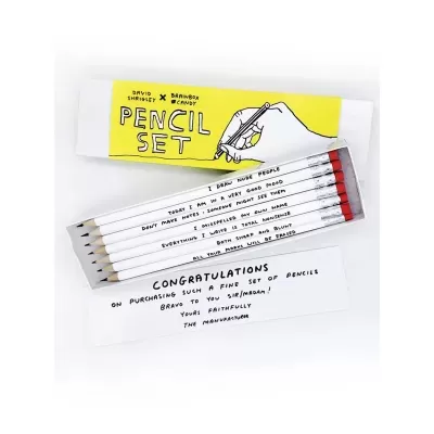 Conjunto de lápis brancos com inscrições, caixa amarela e mensagem de parabéns