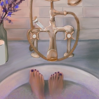 Torneira de banho vintage em metal dourado num ambiente de banho com água lilás e flores roxas.