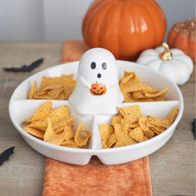 Tabuleiro de Halloween com batatas fritas e figura de fantasma no centro