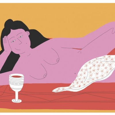 Ilustração de mulher roxa deitada com tecido branco e copo à frente