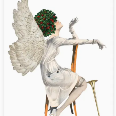 Figura feminina com asas e chapéu verde sentada numa cadeira com trombeta