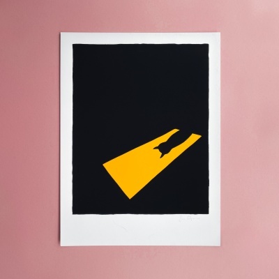 ilustração minimalista em papel com sombra amarela de gato sobre fundo preto e rosa