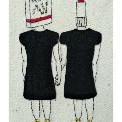 Bordado de duas figuras femininas de costas com cabeça de caixa de cigarros e batom.