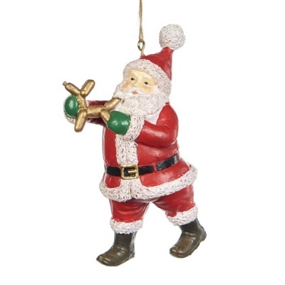 Figura decorativa do Pai Natal com traje vermelho segurando um alce dourado