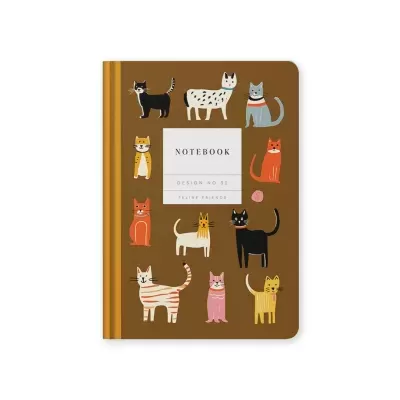 Caderno castanho com ilustrações de gatos coloridos e selo branco com texto.