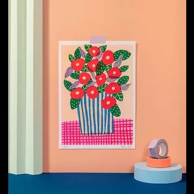 Cartaz ilustrativo com flores vermelhas em vaso azul com folhas verdes e fundo salmão