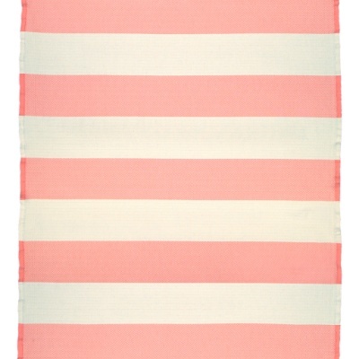 Toalha riscada rosa claro e branco com franjas e etiqueta preta.