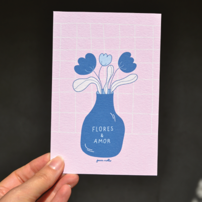 Cartão rosa com jarra azul e flores desenhadas e texto FLORES & AMOR