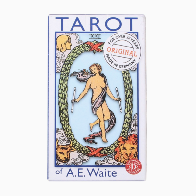 Caixa de baralho de tarot com figura feminina e texto em destaque
