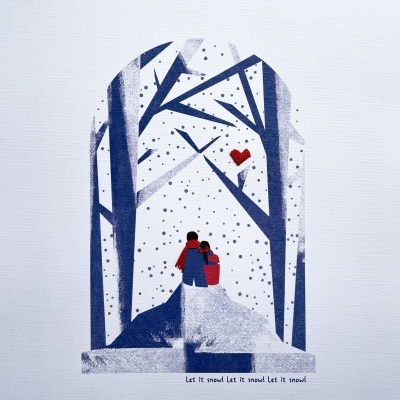 Ilustração de casal abraçado na neve vista por uma janela arqueada com árvores e flocos de neve