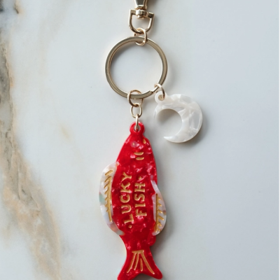 Chaveiro com peixe vermelho e pendente de lua branca