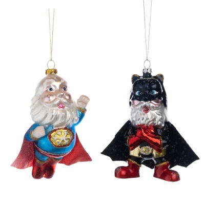 Dois enfeites de Natal de personagens com capas e barbas brancas suspensos