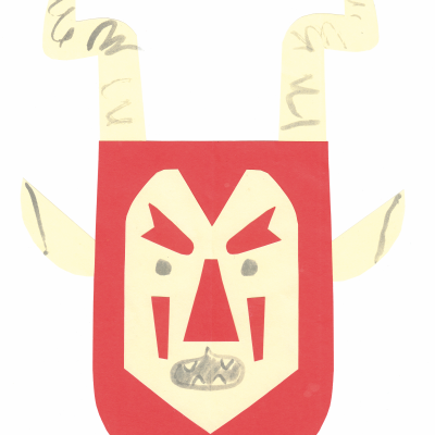 Máscara de papel vermelho e bege com chifres e expressão feroz