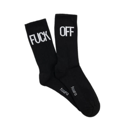 Par de meias pretas com texto branco e marca fisura