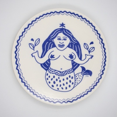 Prato cerâmico branco com ilustração azul de sereia segurando folhas