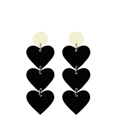 Brincos com três corações pretos em série presos a disco branco