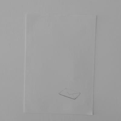 Folha de papel branca com desenho de envelope