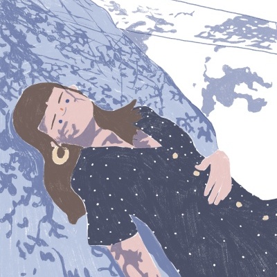 Mulher de vestido azul escuro com pequenos pontos brancos deitada com sombra sobre o corpo