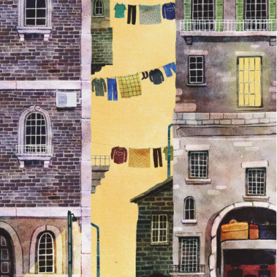 Rua com prédios, roupas penduradas e camião branco estacionado