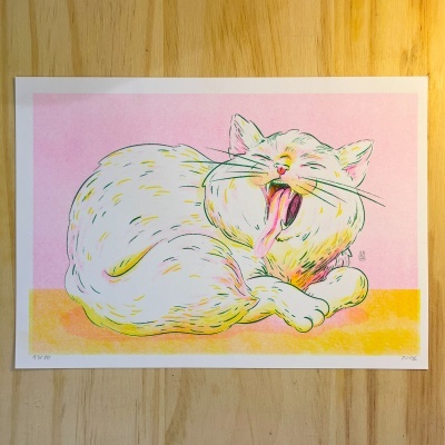 Ilustração colorida de um gato branco bocejando sobre fundo rosa e amarelo