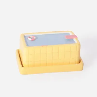 Miniatura em cerâmica amarela de piscina com acessórios e tabuleiro amarelo