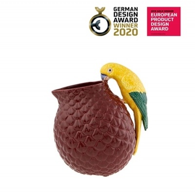 Jarro castanho texturizado com asa de pássaro amarelo e verde, prémios de design visíveis