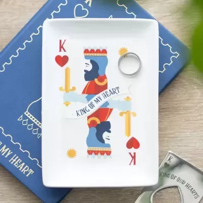Prato cerâmico com ilustração do Rei de Copas e texto KING OF MY HEART