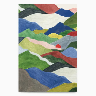 Caderno com capa colorida ilustrando montanhas e casa vermelha.