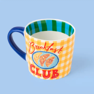 Caneca com padrão xadrez amarelo e interior com riscas verdes e azuis