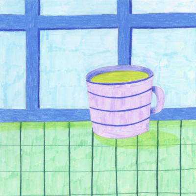 Caneca lilás com riscas sobre superfície verde perto de janela azul