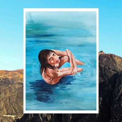 Ilustração de mulher na água com paisagem rochosa ao fundo