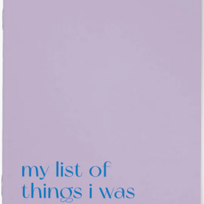 Caderno lilás com texto azul na capa 'Notebook of my list of things i was right about.'