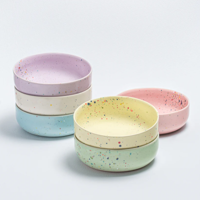 conjunto de seis tigelas coloridas em cerâmica com padrão de salpicos