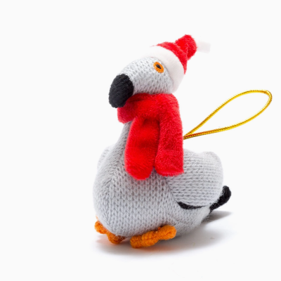 Boneco decorativo de ave em malha cinzenta com cachecol e chapéu de Natal vermelho