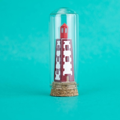 Miniatura farol vermelho e branco em cápsula de vidro com base de cortiça