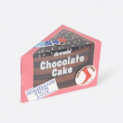 Caixa em forma de fatia de bolo com texto 'Chocolate Cake' e selo 'HOMEMADE WITH LOVE'