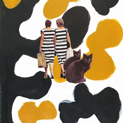 Duas mulheres de costas com vestidos às riscas e dois gatos pretos sobre fundo abstrato preto e amarelo