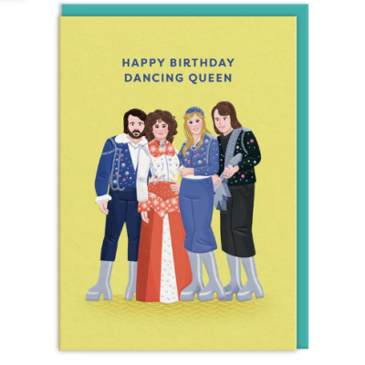 Cartão de aniversário amarelo com texto HAPPY BIRTHDAY DANCING QUEEN e quatro figuras desenhadas