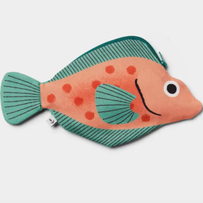 Estojo em forma de peixe cor salmão com nadadeiras e cauda verdes, com fecho de correr