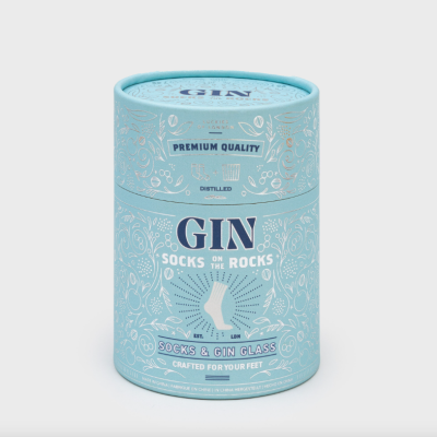 Embalagem cilíndrica azul clara com texto promocional e ilustrações de meias e plantas.