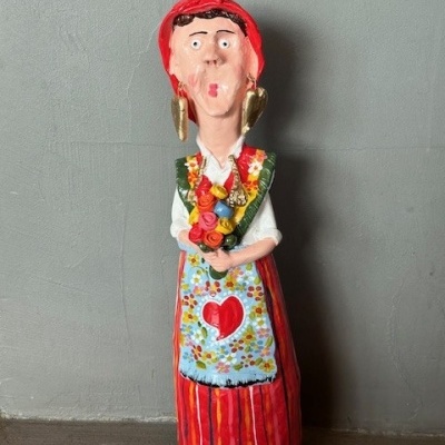 Estatueta feminina em cerâmica colorida com vestido e avental decorado